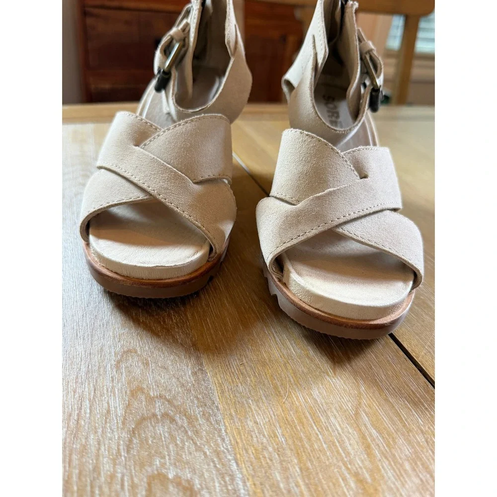 Sorel Joanie II Wedge Sandals Womens 8 Beige Suede Cross Strap Back Zip